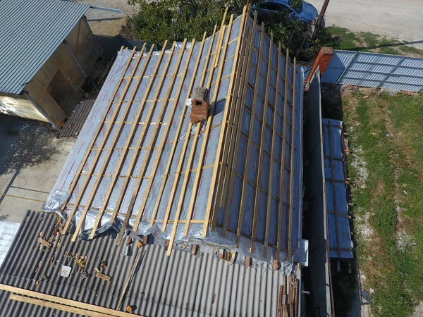 スラビャンカ上 Kubani ロシア連邦 2017 家の屋根の修理 金属の下で水分絶縁 — ストック写真
