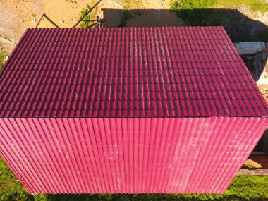 Bir ev kırmızı çatılı oluklu metal yaprak yaptım. Oluklu metal profil çatıdan. Metal kiremit