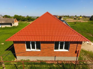 Ev metal, top görünümünü yapılan turuncu bir çatı. Metalik profil çatıda oluklu boyalı