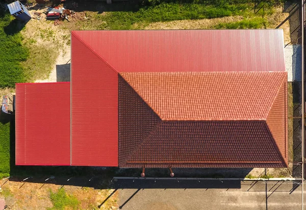 Une Maison Avec Une Verrière Dessus Cour Toit Tôle Ondulée — Photo