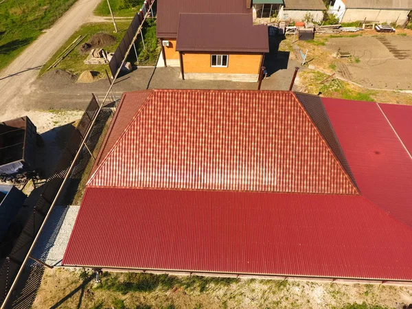 Uma Casa Com Dossel Sobre Pátio Telhado Perfil Metal Ondulado — Fotografia de Stock