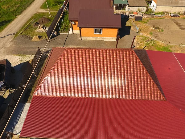 Uma Casa Com Dossel Sobre Pátio Telhado Perfil Metal Ondulado — Fotografia de Stock