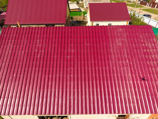 Uma Casa Com Telhado Vermelho Feito Chapas Metal Ondulado Telhado — Fotografia de Stock