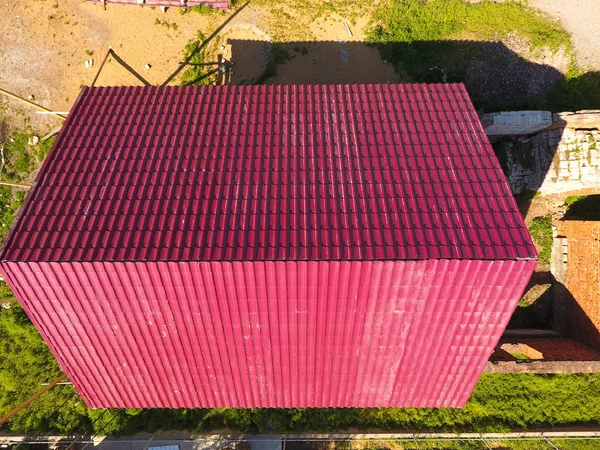 Una Casa Con Techo Rojo Hecho Chapas Metal Corrugado Techo — Foto de Stock