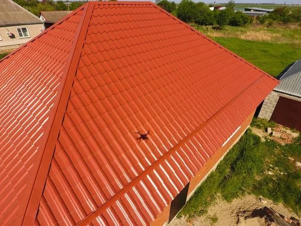 Haus Mit Orangefarbenem Dach Aus Metall Draufsicht Metallisches Profil Lackiert — Stockfoto