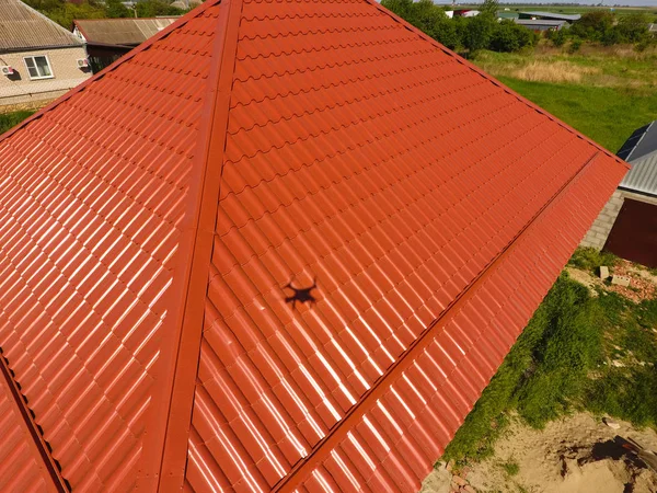 Haus Mit Orangefarbenem Dach Aus Metall Draufsicht Metallisches Profil Lackiert — Stockfoto