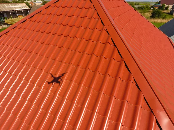 房子与一个橙色屋顶由金属 顶部的看法 金属型材涂在屋顶上的波纹 — 图库照片