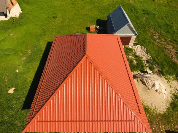 Дом Оранжевой Крышей Металла Вид Сверху Металлический Профиль Окрашен Гофрированными — стоковое фото