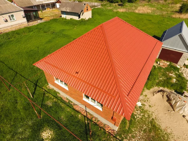 Dom Dachem Pomarańczowy Wykonany Metalu Top View Profil Metalowy Malowany — Zdjęcie stockowe
