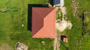 Ev metal, top görünümünü yapılan turuncu bir çatı. Metalik profil çatıda oluklu boyalı