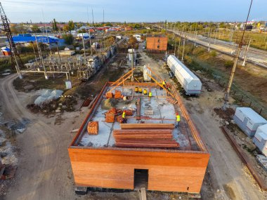 Bir tuğla bina inşaatı. Çatı montajı. İnşaat işleri