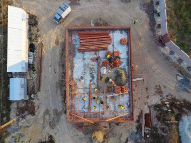 Bir tuğla bina inşaatı. Çatı montajı. İnşaat işleri