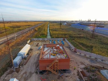 Bir tuğla bina inşaatı. Çatı montajı. İnşaat işleri