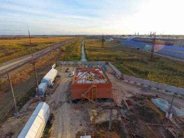 Bir tuğla bina inşaatı. Çatı montajı. İnşaat işleri