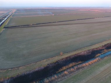 Sulama kanalı kuru ot yakma. Duman ve kuru ot alevi. Yanmış kuru ot