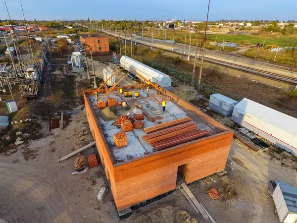 Bir tuğla bina inşaatı. Çatı montajı. İnşaat işleri