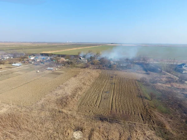 Köyün eteklerinde kuru ot yanma