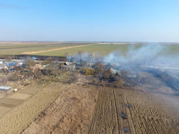 Köyün eteklerinde kuru ot yanma