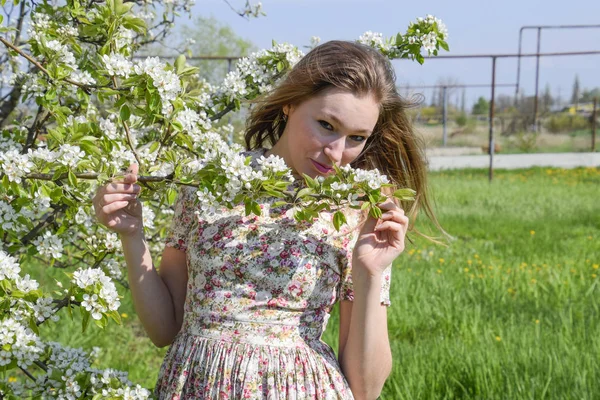 Uma Menina Vestido Jardim Florescendo Floração Primavera Natureza — Fotografia de Stock