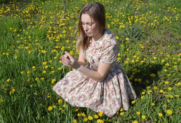 Karahindiba Ile Bir Açıklıkta Elbiseli Bir Kız Çiçekler Arasında Kız — Stok fotoğraf