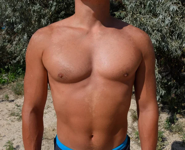 Sonnenbrand Auf Der Haut Von Brust Und Bauch Eines Mannes — Stockfoto