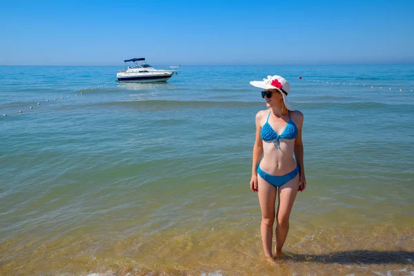 Blond Flicka Iklädd Solglasögon Och Vit Hatt Står Stranden Mittemot — Stockfoto