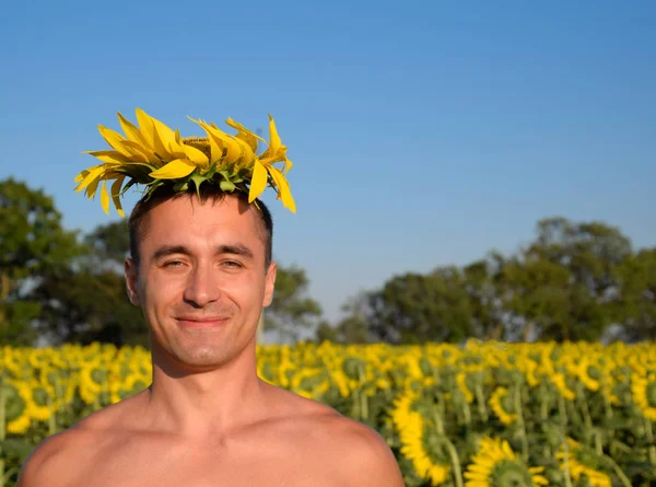 Ein Mann Mit Nacktem Oberkörper Einem Sonnenblumenfeld Blume Einer Sonnenblume — Stockfoto