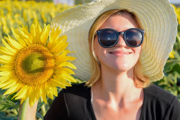 Chica Campo Girasoles Chica Con Gafas Sol Sombrero Blanco Girasol —  Fotos de Stock