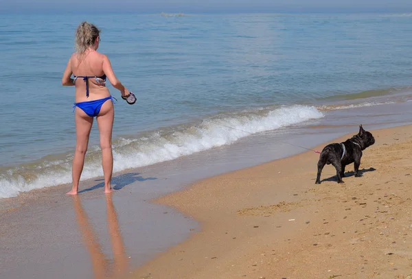 Kvinna Med Hund Stranden Vid Havet — Stockfoto