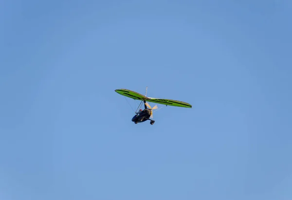 Blagoveshchenskaya ロシア連邦 2018 トライク 二人で空を飛んでいます 極端なエンターテイメント出張 空のモーターで飛ぶハング グライダー 海に観光客の娯楽 — ストック写真