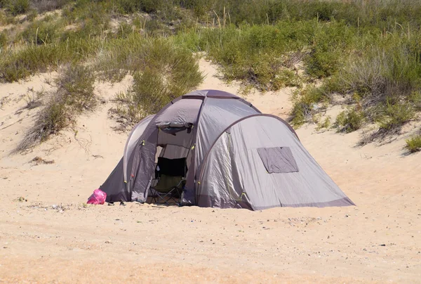 Туристическая Палатка Песке Парковка Туристов Песчаном Пляже — стоковое фото