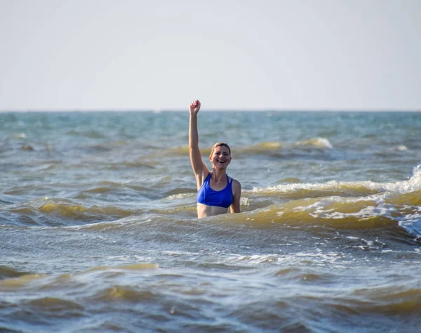 블루 수영복에 소녀는 바다에서 목욕. 해변 휴가. — 스톡 사진