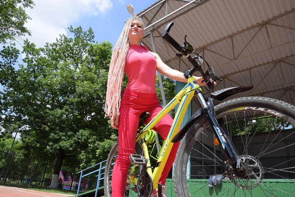 Slavyansk Kuban Russland Mai 2018 Junge Frau Mit Gelbem Mountainbike — Stockfoto