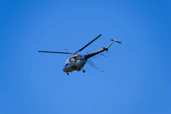 Голубом Небе Летит Вертолет Сельскохозяйственной Авиации Вертолет Распыления Удобрений Пестицидов — стоковое фото