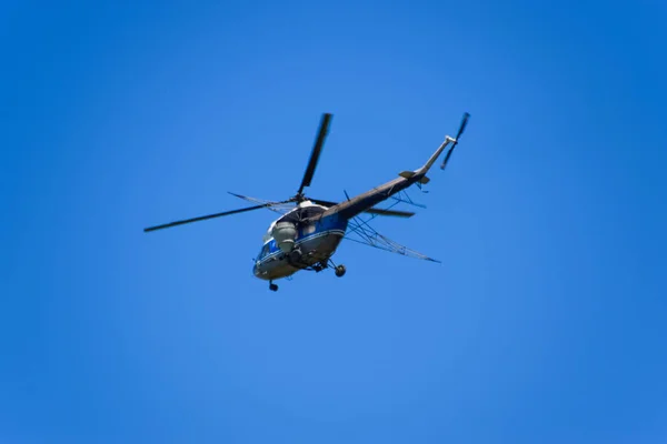 Голубом Небе Летит Вертолет Сельскохозяйственной Авиации Вертолет Распыления Удобрений Пестицидов — стоковое фото