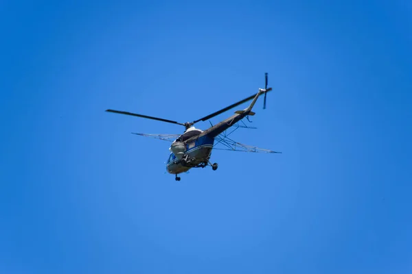 Вертолет сельскохозяйственной авиации летит в голубом небе . — стоковое фото