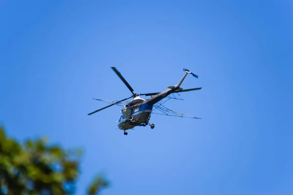 Вертолет сельскохозяйственной авиации летит в голубом небе . — стоковое фото
