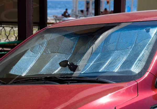 Schutz der Fahrzeugverkleidung vor direkter Sonneneinstrahlung. Sonnenreflektorscheibe — Stockfoto