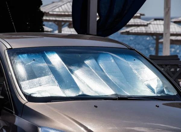 Protection du panneau de voiture contre la lumière directe du soleil. Pare-brise Sun Reflector — Photo