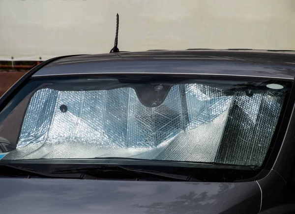 선 반사 윈도우. 자동차 패널을 직사광선으로부터 보호하는 일. — 스톡 사진