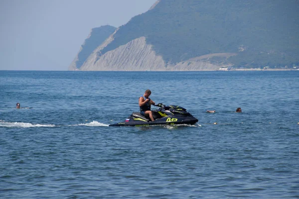 Novorossiysk Rusia Agosto 2018 Hombre Está Montando Hidrociclo Playa Mar —  Fotos de Stock