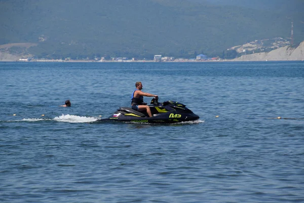 Novorossiysk Rússia Agosto 2018 Homem Está Montando Hidrociclo Praia Mar — Fotografia de Stock