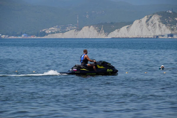 Novorossiysk Rusia Agosto 2018 Hombre Está Montando Hidrociclo Playa Mar —  Fotos de Stock