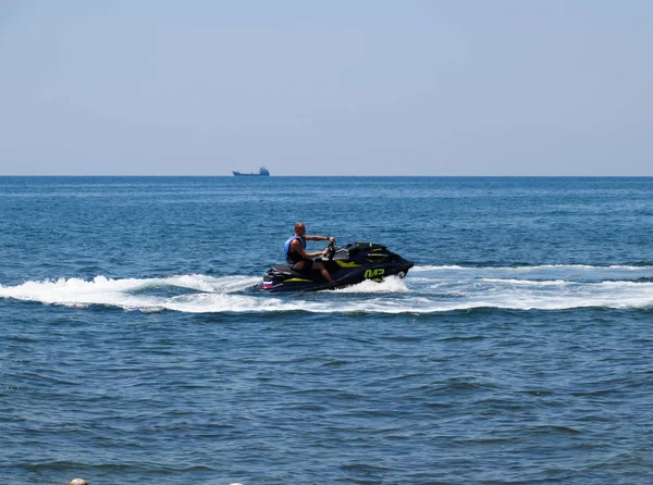 Novorossiysk Rusia Agosto 2018 Hombre Está Montando Hidrociclo Playa Mar —  Fotos de Stock