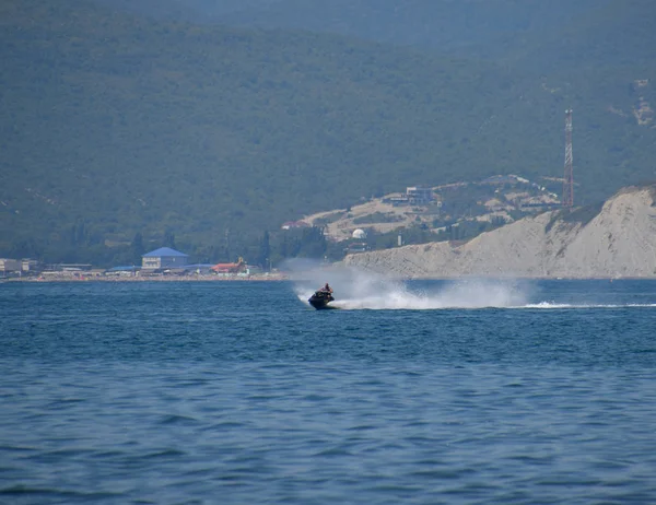 Novorossiysk Rusia Agosto 2018 Hombre Está Montando Hidrociclo Playa Mar — Foto de Stock