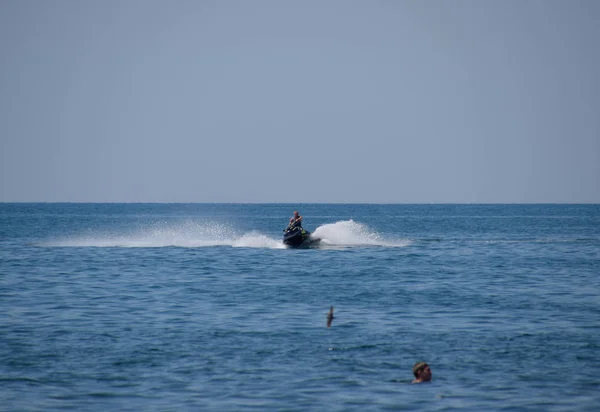 Novorossiysk Rusia Agosto 2018 Hombre Está Montando Hidrociclo Playa Mar — Foto de Stock