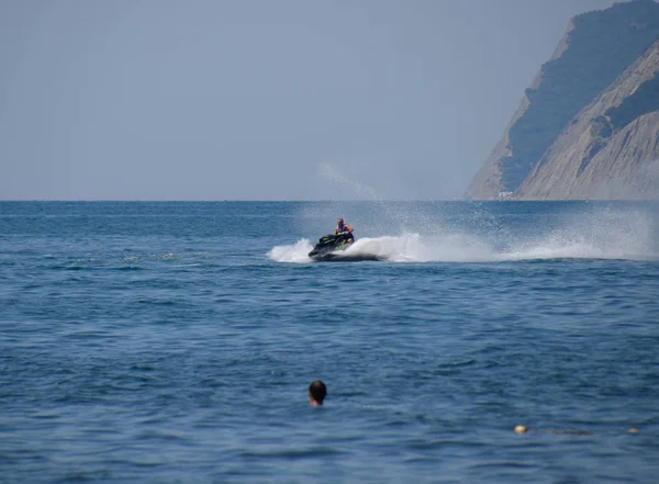 Novorossiysk Rusia Agosto 2018 Hombre Está Montando Hidrociclo Playa Mar — Foto de Stock