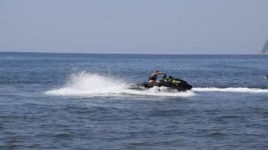 Bir adam bir hydrocycle biniyor.