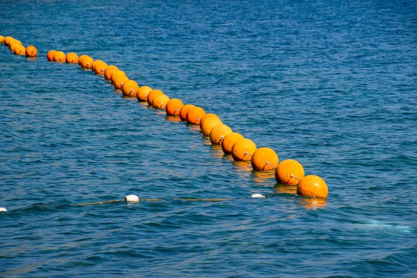 Bóias Laranja Uma Corda Mar Esgrima Para Nadar Mar — Fotografia de Stock