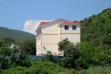 Kırmızı çatı Zona yapılan bir çok katlı ev.